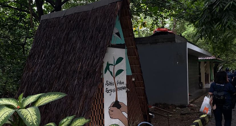 HUT ke-11 1O1 URBAN Jakarta Kelapa Gading Tanam Puluhan Bibit Mangrove