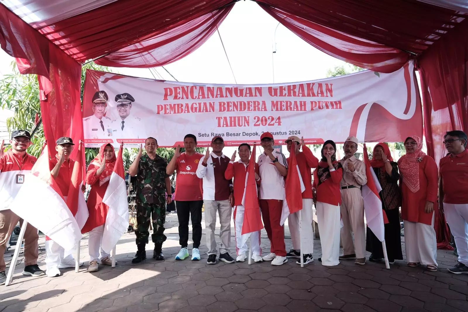Pencanangan Gerakan Pembagian Bendera Merah Putih di Situ Lio Depok