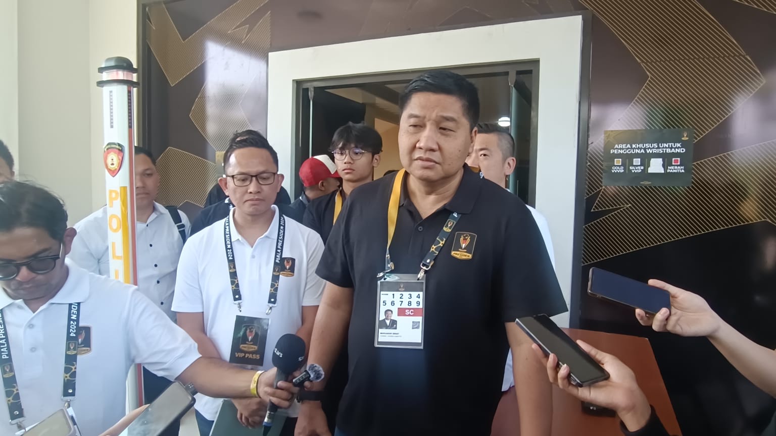 Ketua Steering Committee Piala Presiden 2024, Maruarar Sirait, memberikan keterangan ke awak media di Stadion Si Jalak Harupat, Bandung, 19 Juli 2024. (Nizar Galang/Skor.id)