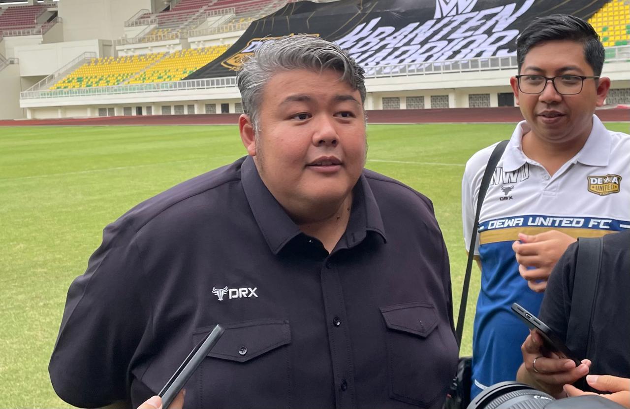 Presiden Dewa United FC, Ardian Satya Negara, memberikan keterangan ke media usai acara Deklarasi Banten Warriors di Banten International Stadium, Serang, 23 Februari 2025. (Taufani Rahmanda/Skor.id)
