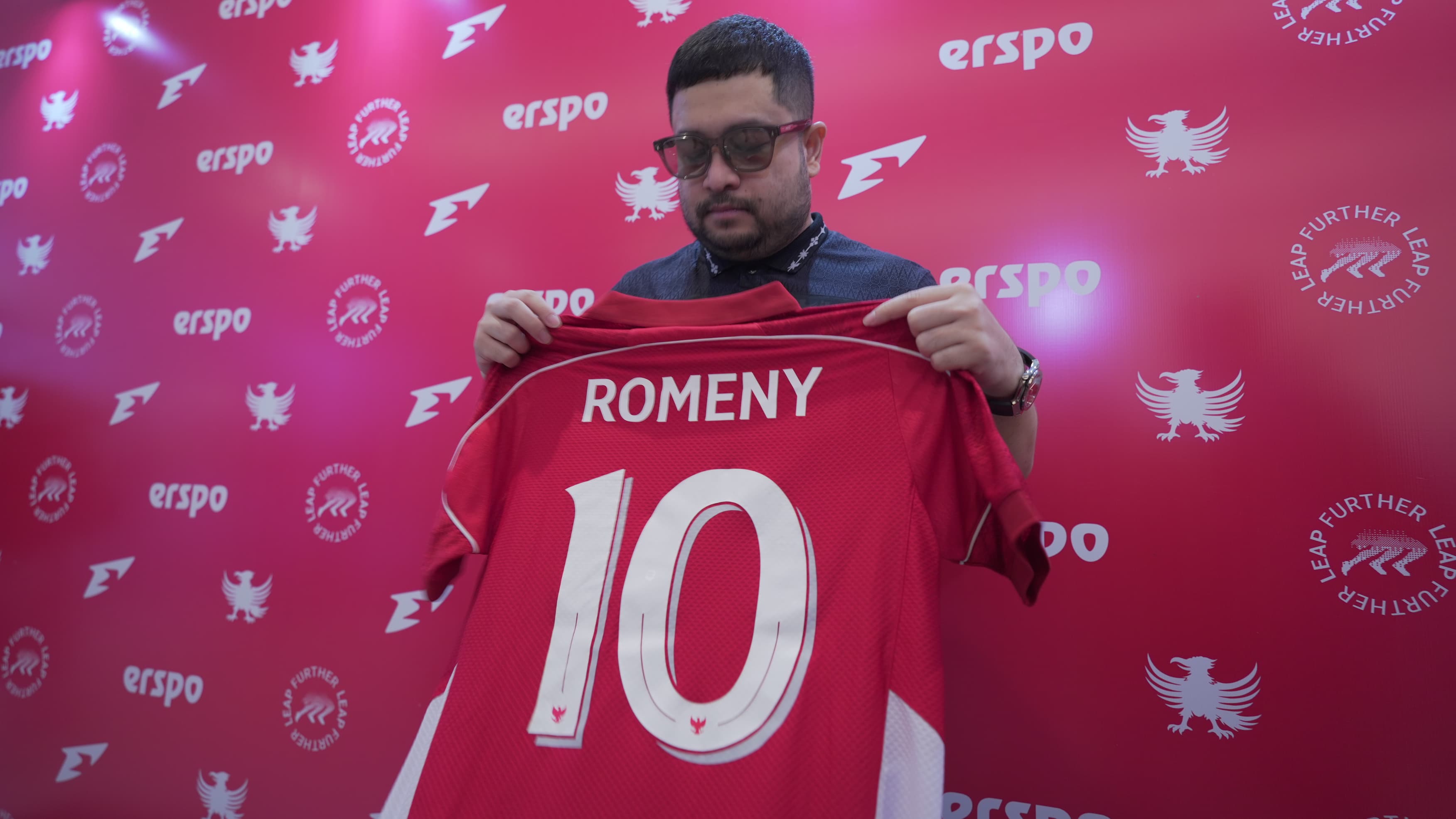 Founder Erspo, Muhammad Sadad, memamerkan jersey Timnas Indonesia dengan nameset Ole Romeny di Concept Store Erspo, Jakarta, 4 Juni 2025. (Yogie Gandanaya/Skor.id)