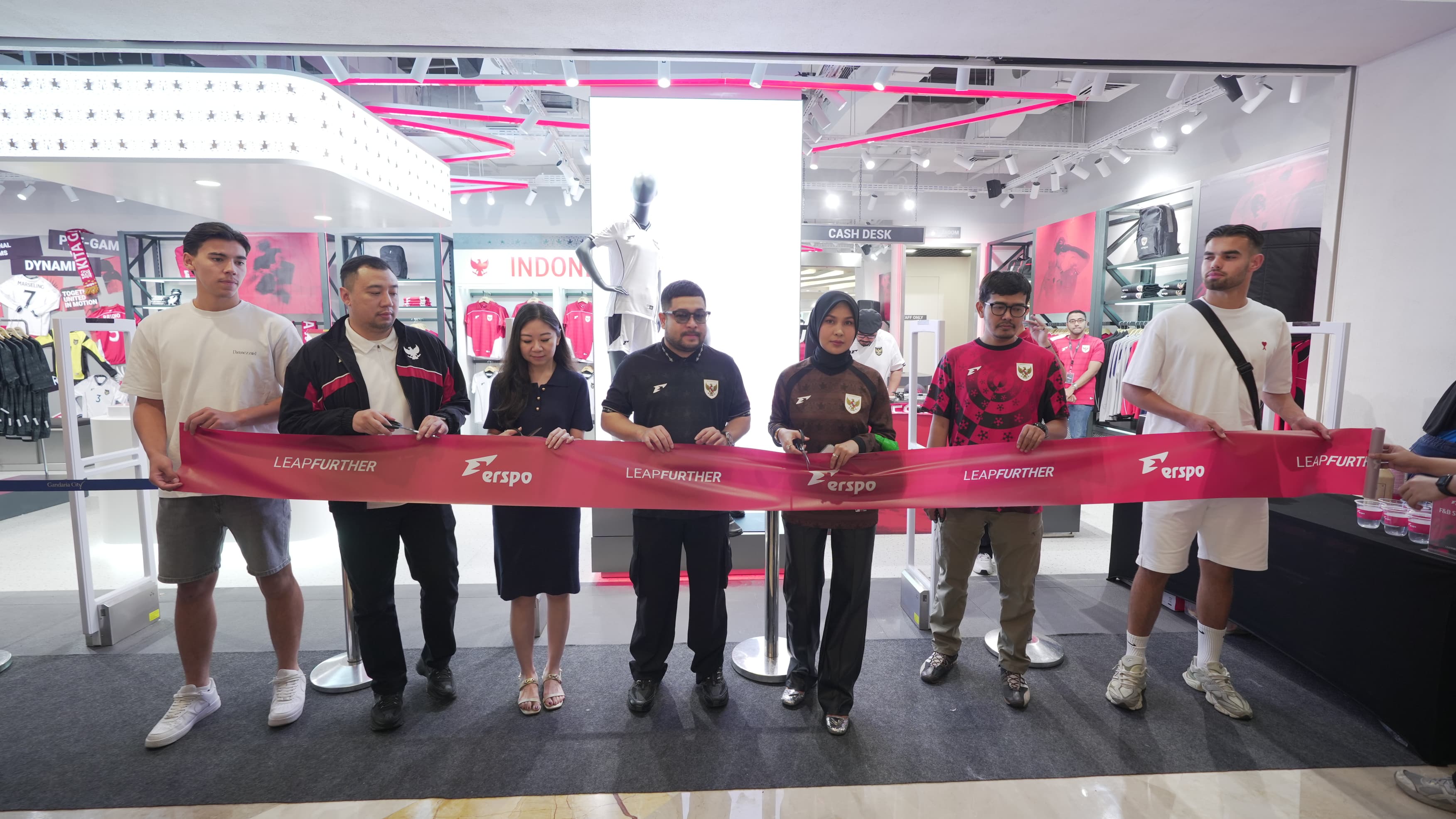 Founder Erspo, Muhammad Sadad (kaca mata hitam), dan jajaran meresmikan pembukaan Concept Store di Gandaria City, Jakarta, 4 Juni 2025. (Yogie Gandanaya/Skor.id)