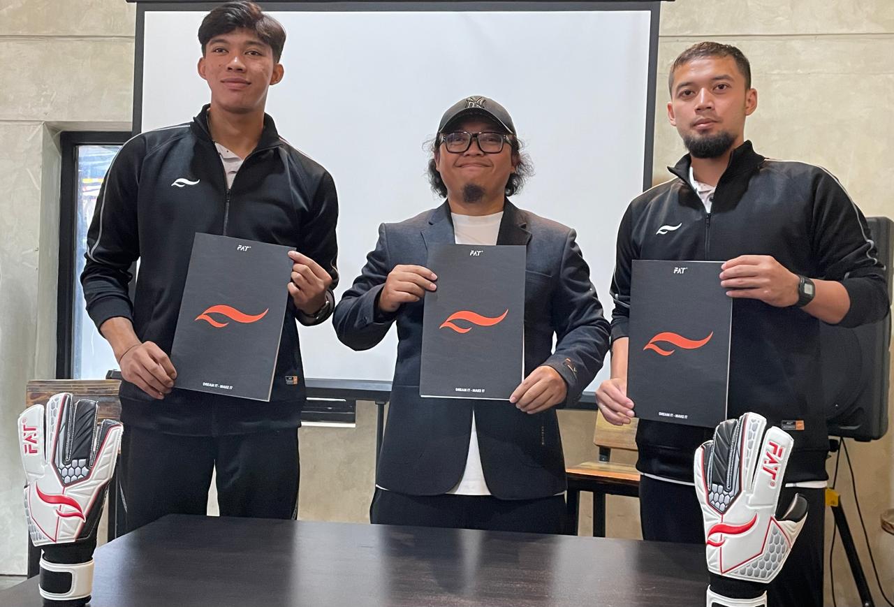 Daffa Fasya (paling tinggi) dan Diky Indrayana bersama Direktur FAT Sports, Muhamad Ibnu Hakiki, usai melanjutkan kerja sama sebagai brand ambassador di Bogor, 18 Juni 2025. (Taufani Rahmanda/Skor.id)
