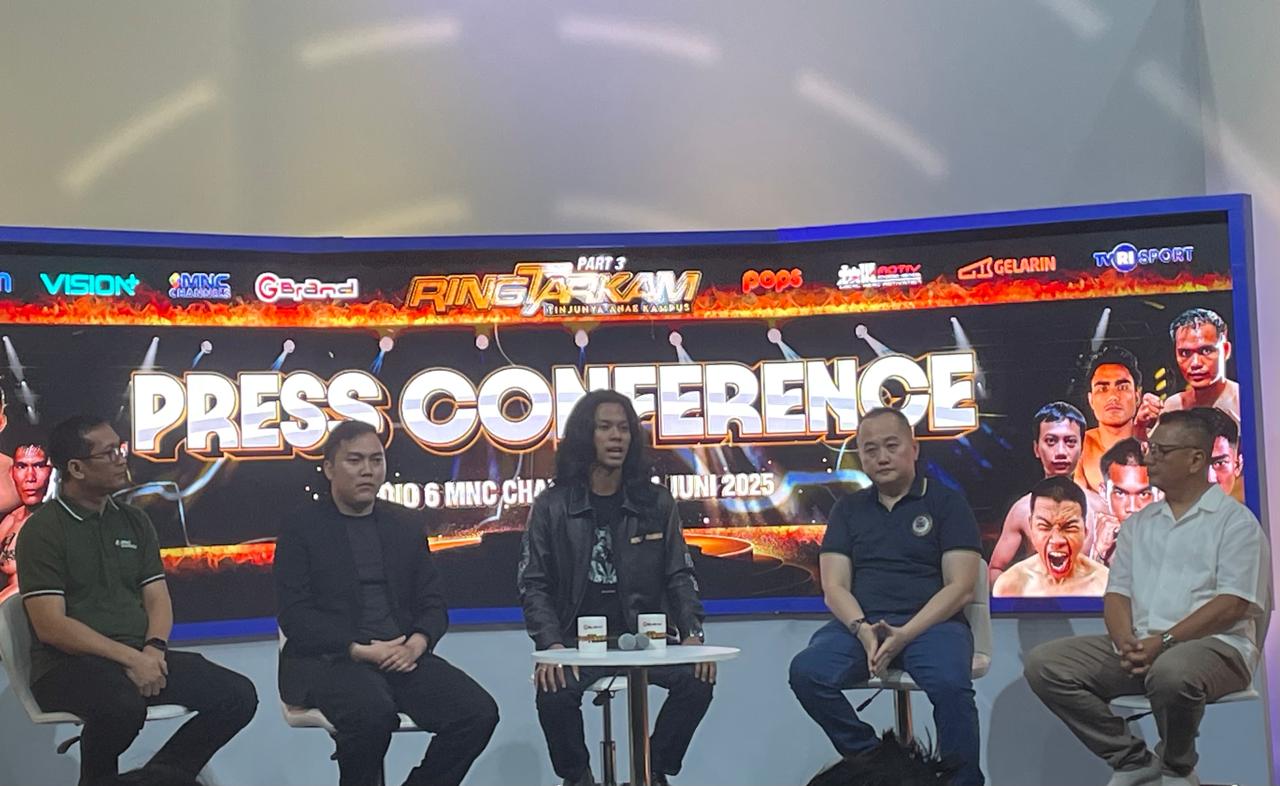 Konferensi pers Ring Tarkam Part 3 yang juga dihadiri Muhammad Gibran Cahyaning Pengeran (tengah) di Jakarta, 24 Juni 2025. (Taufani Rahmanda/Skor.id)