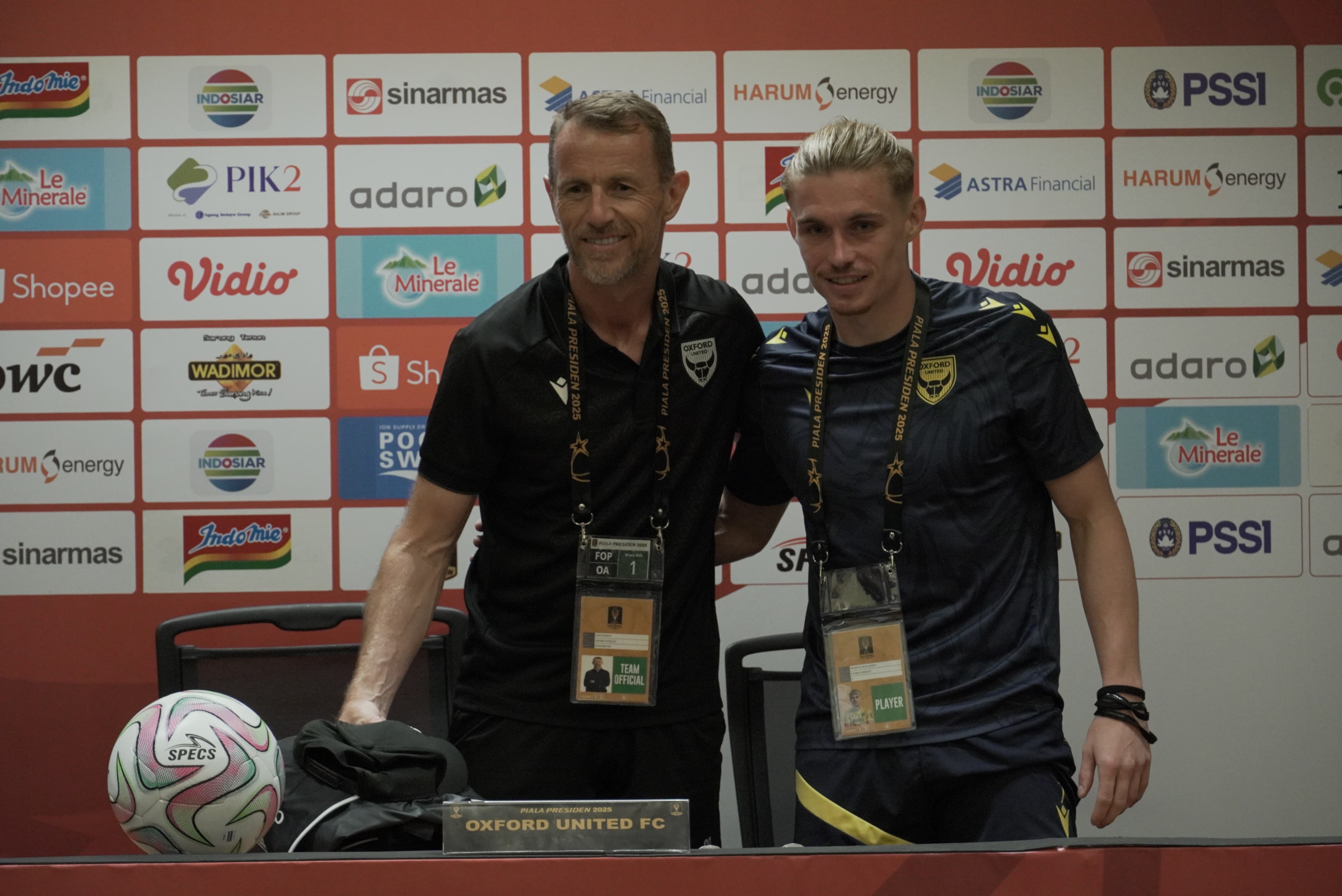 Pelatih Oxford United, Gary Rowett (lebih tinggi), dalam sesi jumpa pers usai lawan Liga Indonesia All Star pada Piala Presiden 2025 di SUGBK, Jakarta, 6 Juli 2025. (Uut Kaharudin/Skor.id)
