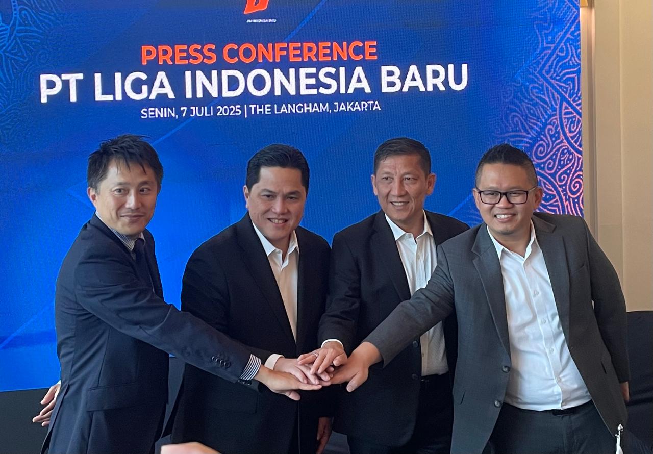 Direktur Operasional PT LIB Asep Saputra (kaca mata), Direktur Utama PT LIB Ferry Paulus (sampingnya berurutan), Ketua Umum PSSI Erick Thohir, dan Takeyuki Oya, pada konferensi pers jelang RUPS PT LIB di Jakarta, 7 Juli 2025. (Taufani Rahmanda/Skor.id)