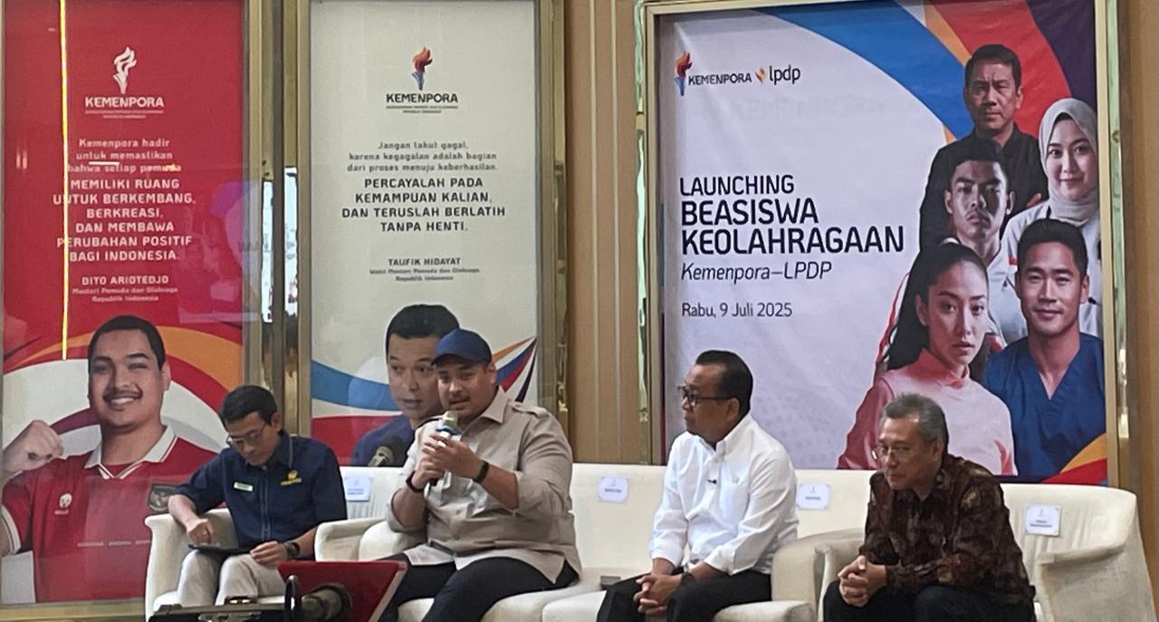 Menpora RI, Dito Ariotedjo, berbicara saat peluncuran program Beasiswa Keolahragaan di Kantor Kemenpora RI, Jakarta, 9 Juli 2025. (Taufani Rahmanda/Skor.id)