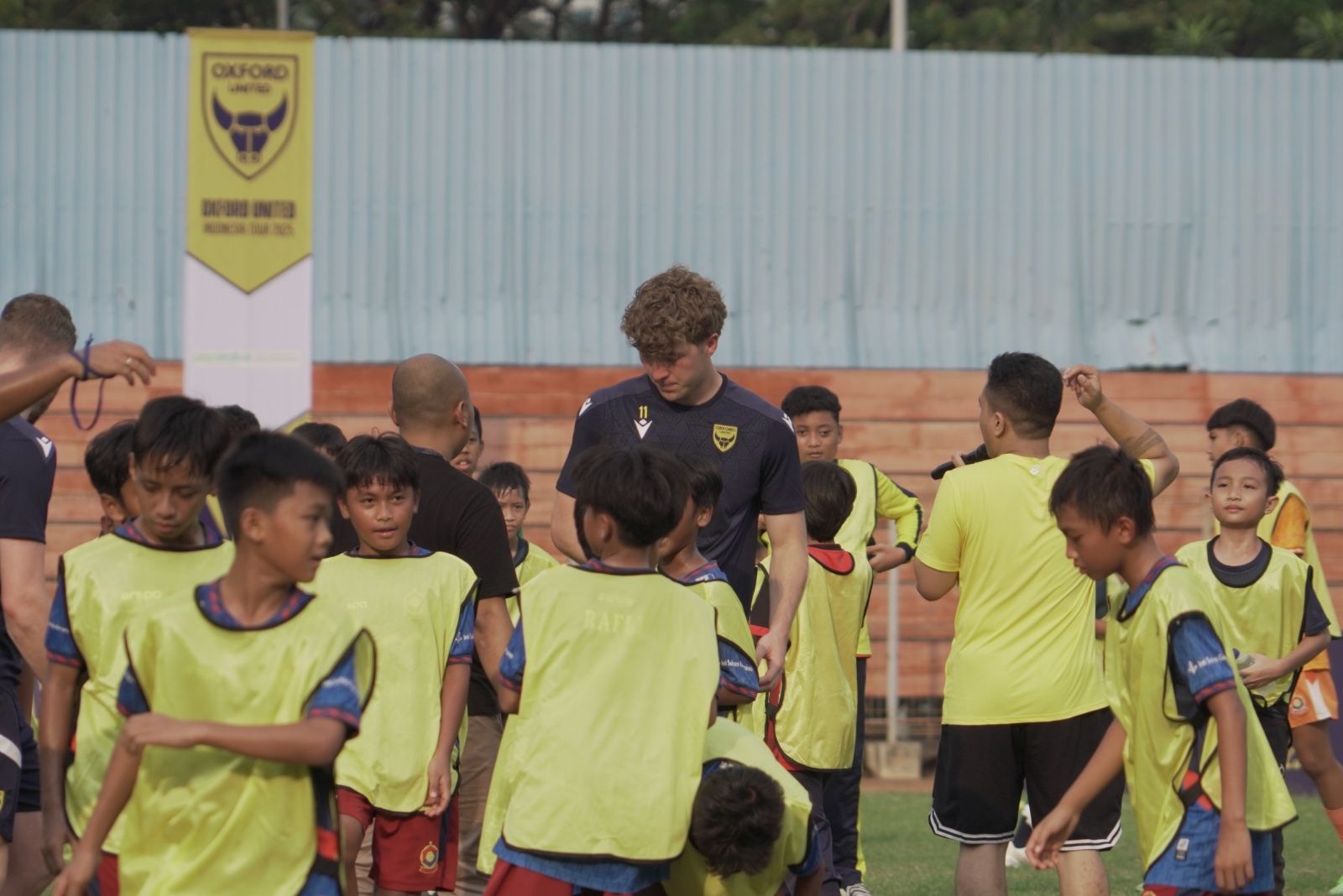 Penyerang Timnas Indonesia yang membela klub Oxford United, Ole Romeny (paling tinggi), bersama para pesepak bola cilik dari Tanah Air dalam sebuah agenda di Jakarta di sela keikutsertaan pada Piala Presiden 2025, 5 Juli 2025. (Firas Naufal/Skor.id)