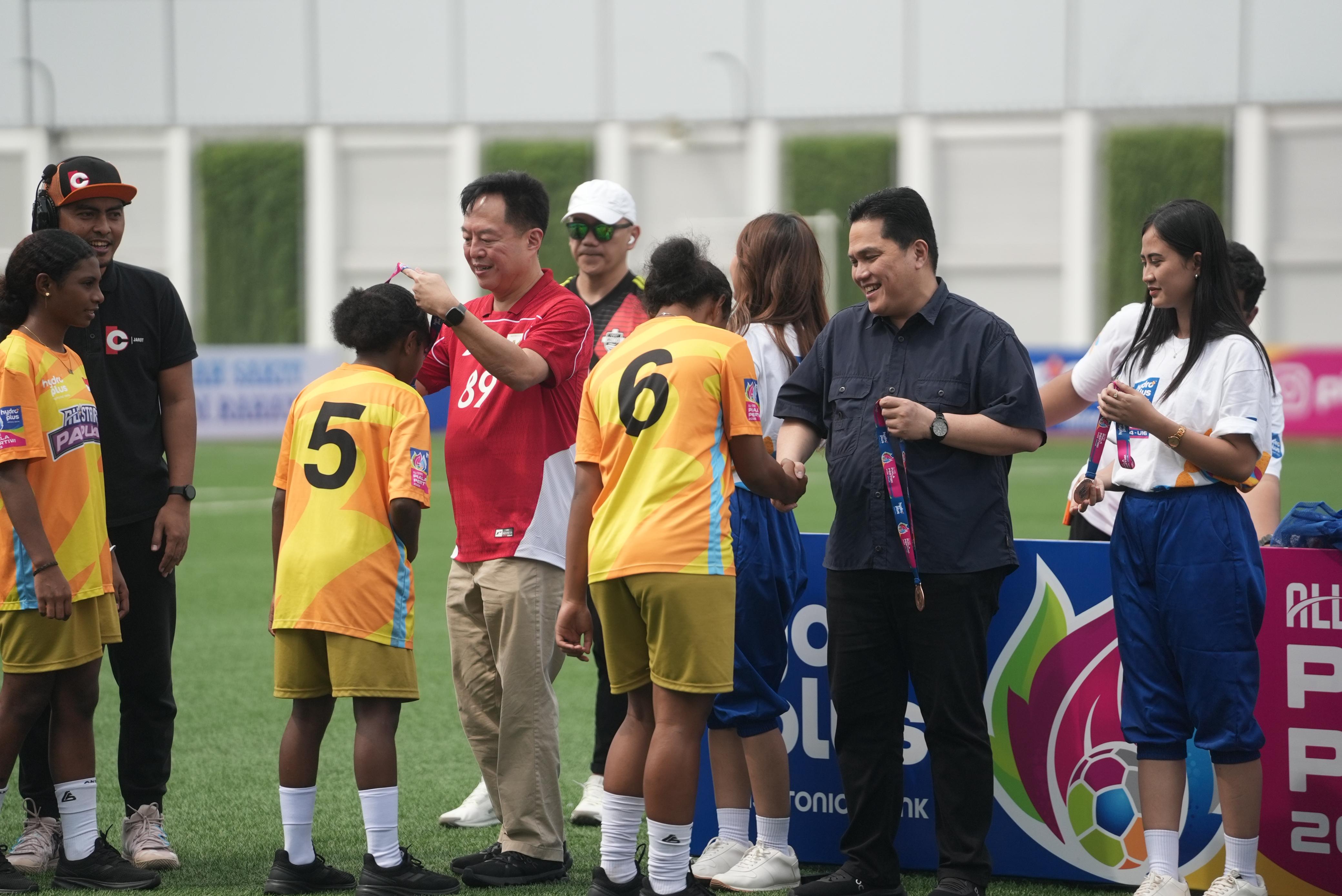 Ketua Umum PSSI, Erick Thohir (kemeja hitam), pada penyelenggaraan Piala Pertiwi 2025 di Kudus, Juli 2025. (Media PSSI)