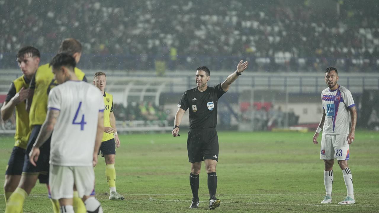 Wasit asal Uzbekistan, Firdavs Norsafarov (baju hitam), saat memimpin laga final Piala Presiden 2025 antara Oxford United (kuning) melawan Port FC di Stadion Si Jalak Harupat, Bandung, pada 13 Juli 2025. (Yogie Gandanaya/Skor.id)