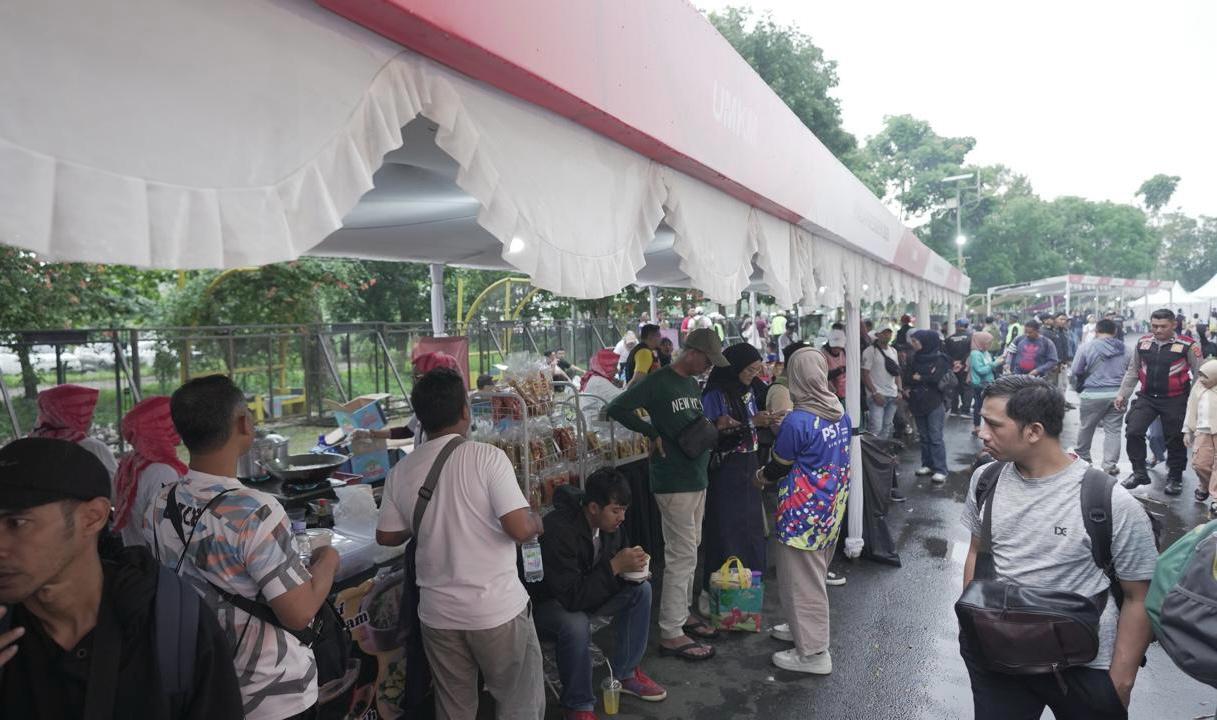 Lapak UMKM yang tersedia gratis di Stadion Si Jalak Harupat, Bandung, saat penyelenggaraan Piala Presiden 2025 ramai pengunjung, 13 Juli 2025. (Yogie Gandanaya/Skor.id)
