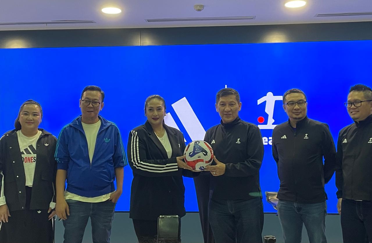 Operator kompetisi sepak bola Indonesia, I League, menjalin kerja sama dengan Adidas sebagai penyedia bola resmi dan apparel perangkat pertandingan, di Jakarta, 15 Juli 2025. (Taufani Rahmanda/Skor.id)