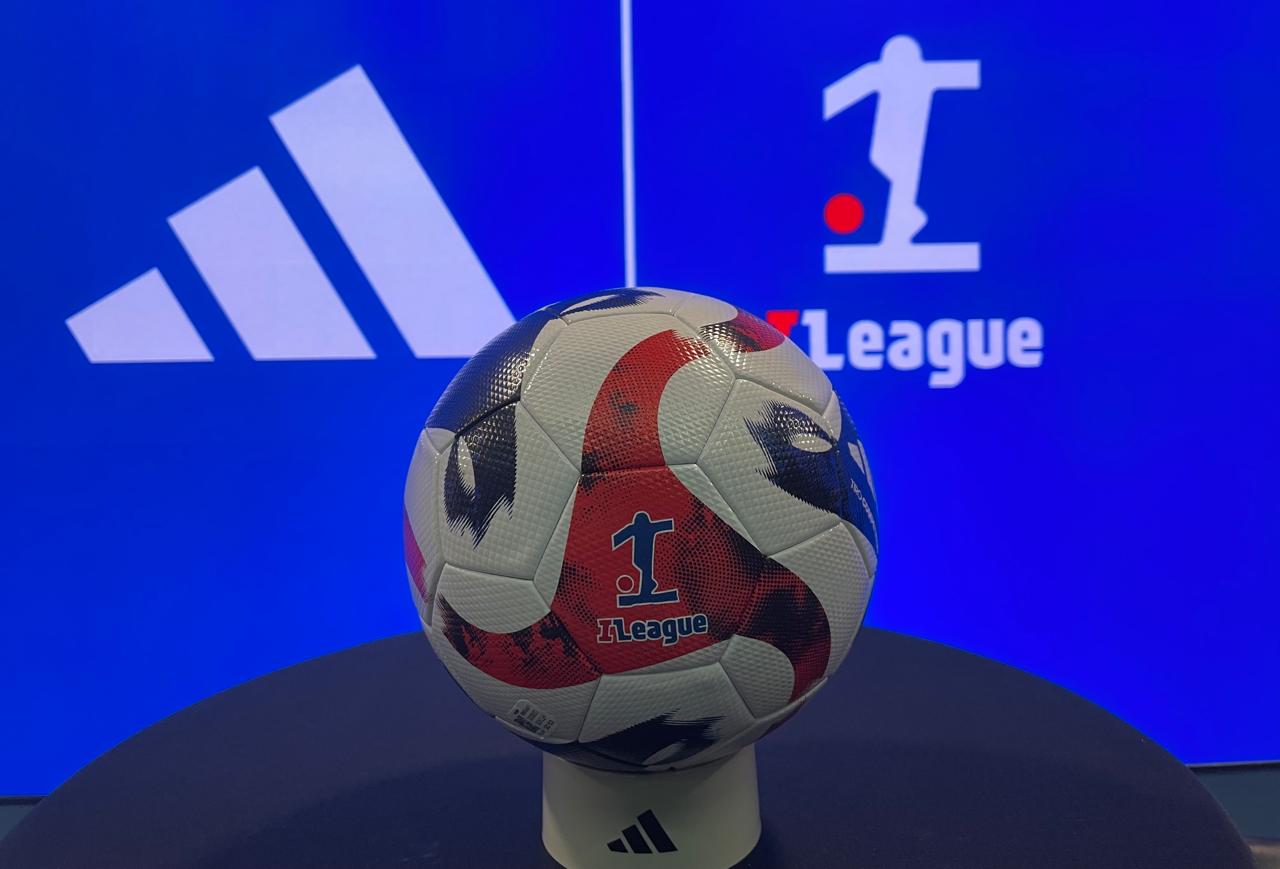 Tiro Competition, bola resmi yang akan dipakai di kompetisi sepak bola Indonesia dari hasil kerja sama I League dengan Adidas Indonesia, Juli 2025. (Taufani Rahmanda/Skor.id)