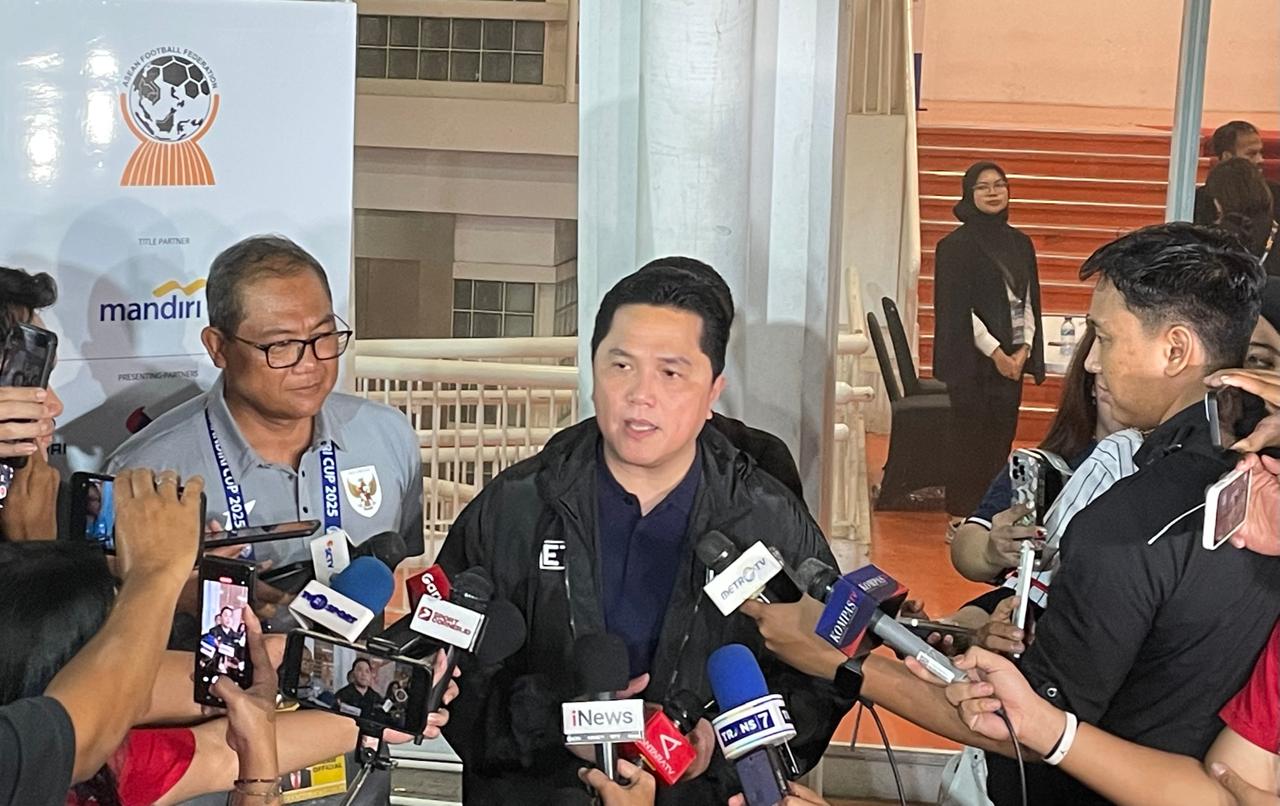 Ketua Umum PSSI, Erick Thohir, setelah menyaksikan Timnas U-23 Indonesia vs Brunei Darussalam pada Piala AFF U-23 2025 di SUGBK, Jakarta, 15 Juli 2025. (Taufani Rahmanda/Skor.id)