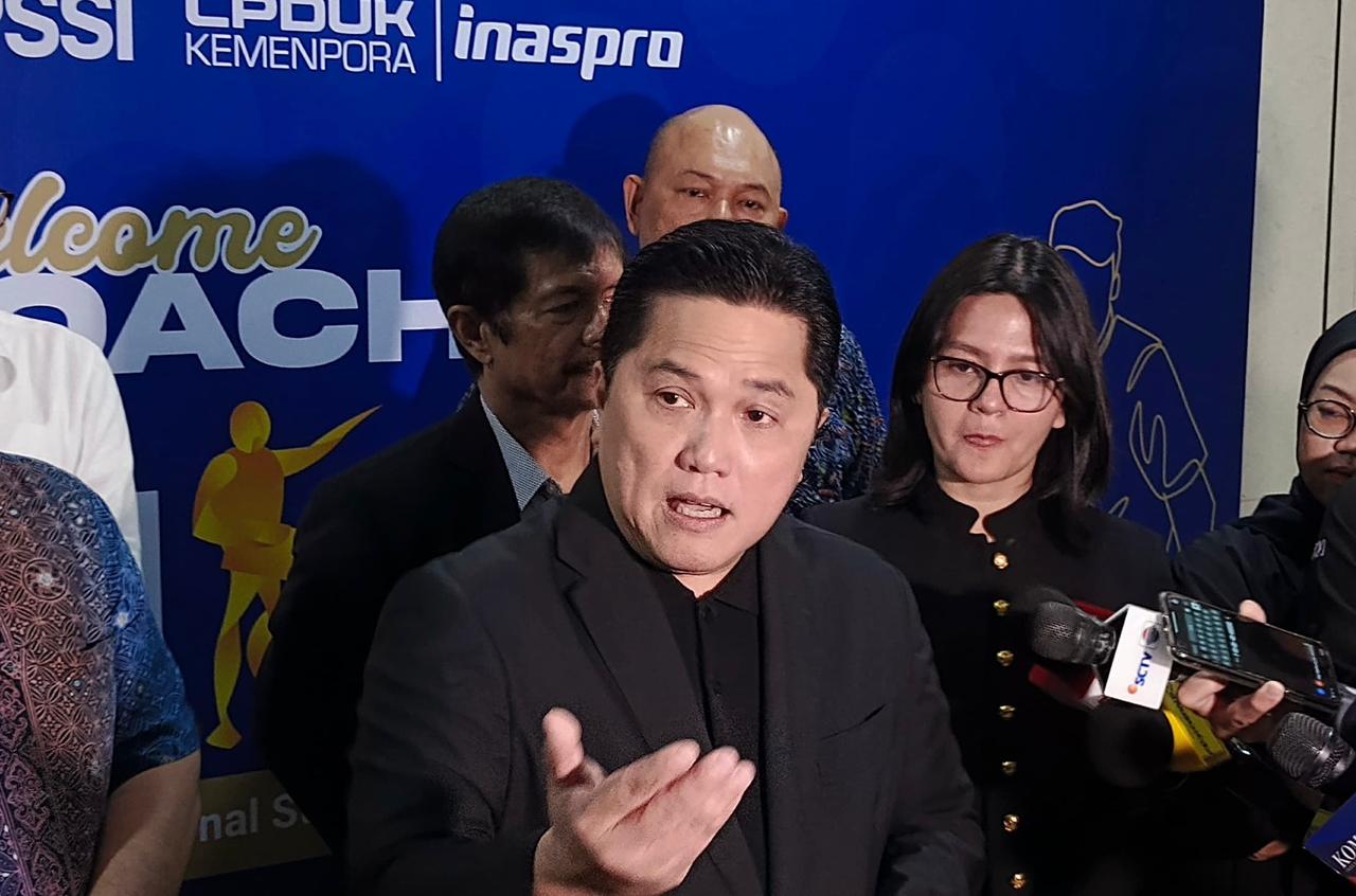 Ketua Umum PSSI, Erick Thohir, memberikan keterangan kepada media setelah menghadiri National Coach Conference 2025 di JIS, Jakarta, 18 Juli 2025. (Taufani Rahmanda/Skor.id)