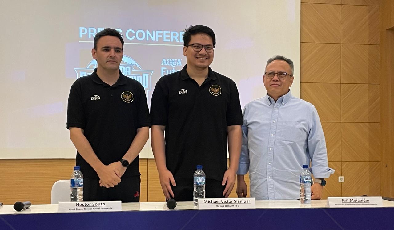 Ketua Umum FFI, Michael Sianipar (tengah), bersama pelatih Timnas futsal Indonesia, Hector Souto, dan Corporate Communications Director Aqua, Arif Mujahidin (baju biru) di Jakarta pada 10 September 2025. (Taufani Rahmanda/Skor.id)
