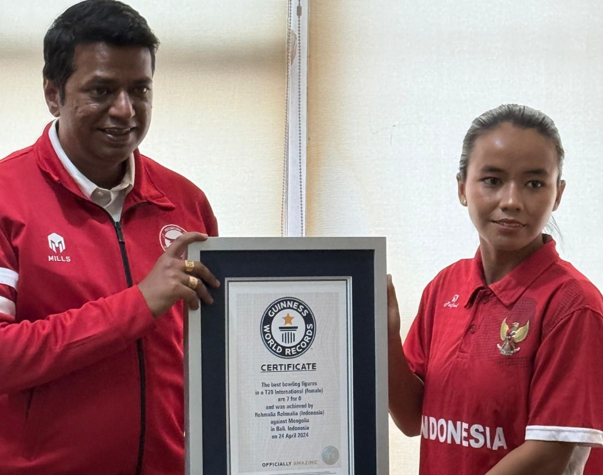 Rohmalia (kanan) dan Ketua Umum Pengurus Pusat PCI, Abhiram Singh Yadav, berpose dengan sertifikat resmi Guinness World Records di Kantor Pusat PCI, Jakarta Selatan, pada 18 September 2025. (Istimewa)