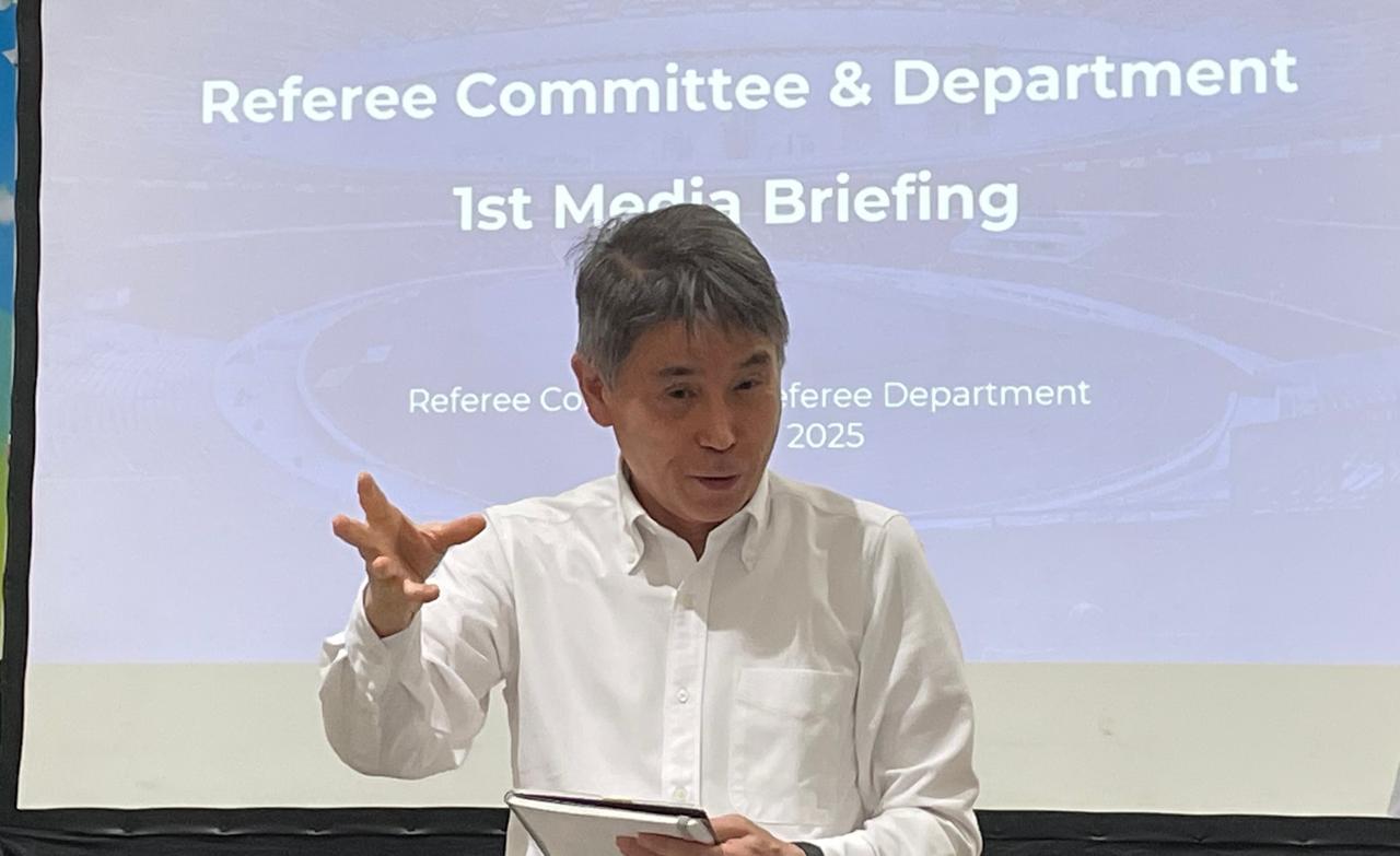 Ketua Komite Wasit PSSI, Yoshimi Ogawa, dalam Workshop for Media di Jakarta pada 1 Oktober 2025. (Taufani Rahmanda/Skor.id)