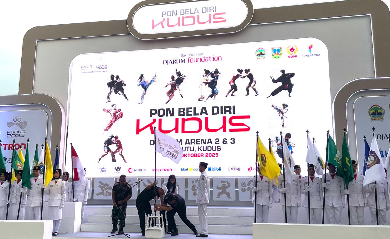 Prosesi penancapan bendera sebagai simbol dimulainya PON Bela Diri 2025 di Alun-alun Simpang Tujuh, Kudus, pada 11 Oktober 2025. (Istimewa)