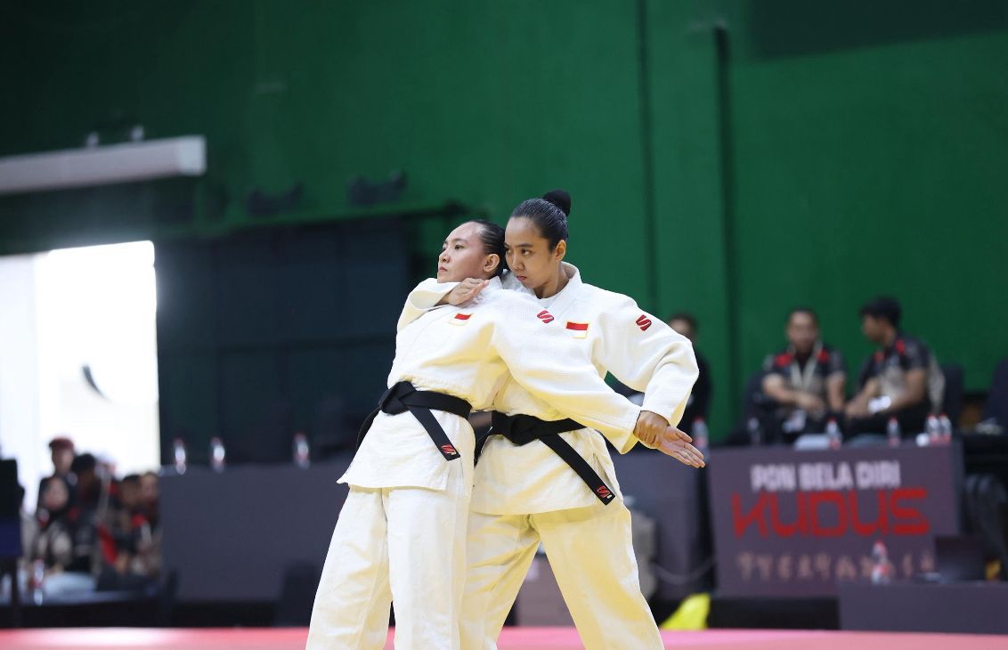 Cynthia Trubus Octaviani dan Lie Grace Nathalia Tedjawijaya (depan) beraksi pada PON Bela Diri 2025 untuk membawa Jawa Tengah meraih medali emas judo kategori ju no kata di Djarum Arena, Kudus, 12 Oktober 2025. (Media PON Bela Diri 2025)