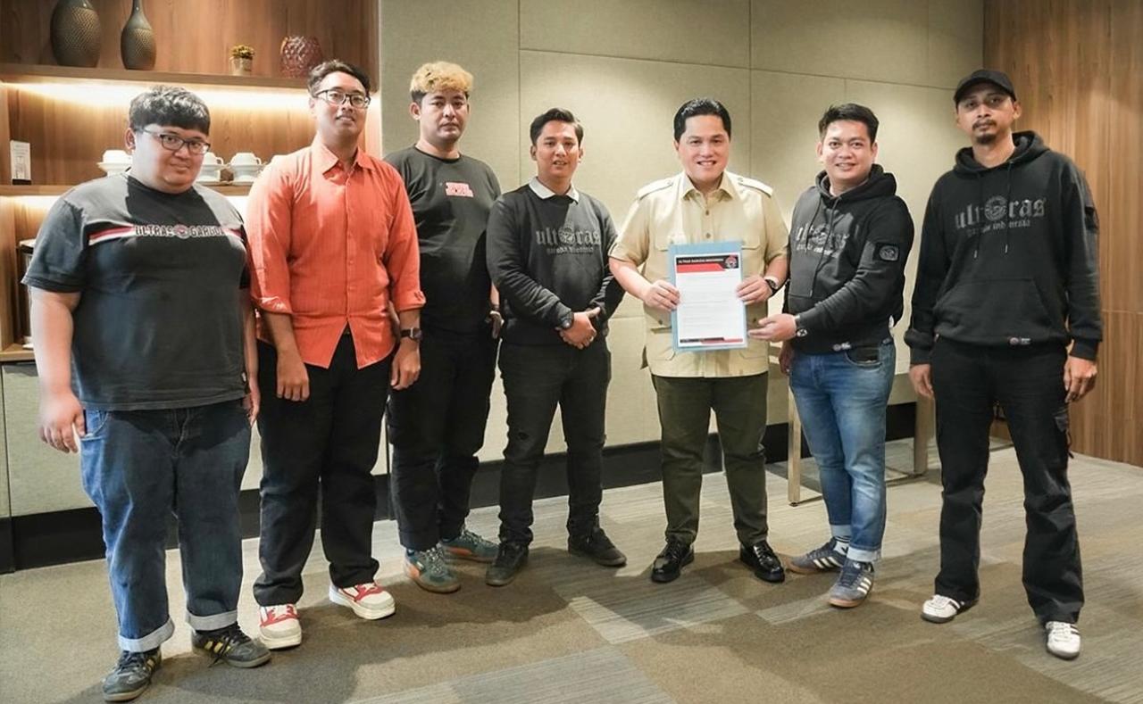 Ketua Umum PSSI, Erick Thohir (kemeja lengan pendek), bertemu dengan perwakilan Ultras Garuda Indonesia 1945 di Jakarta pada 25 Oktober 2025. (Dok. PSSI)