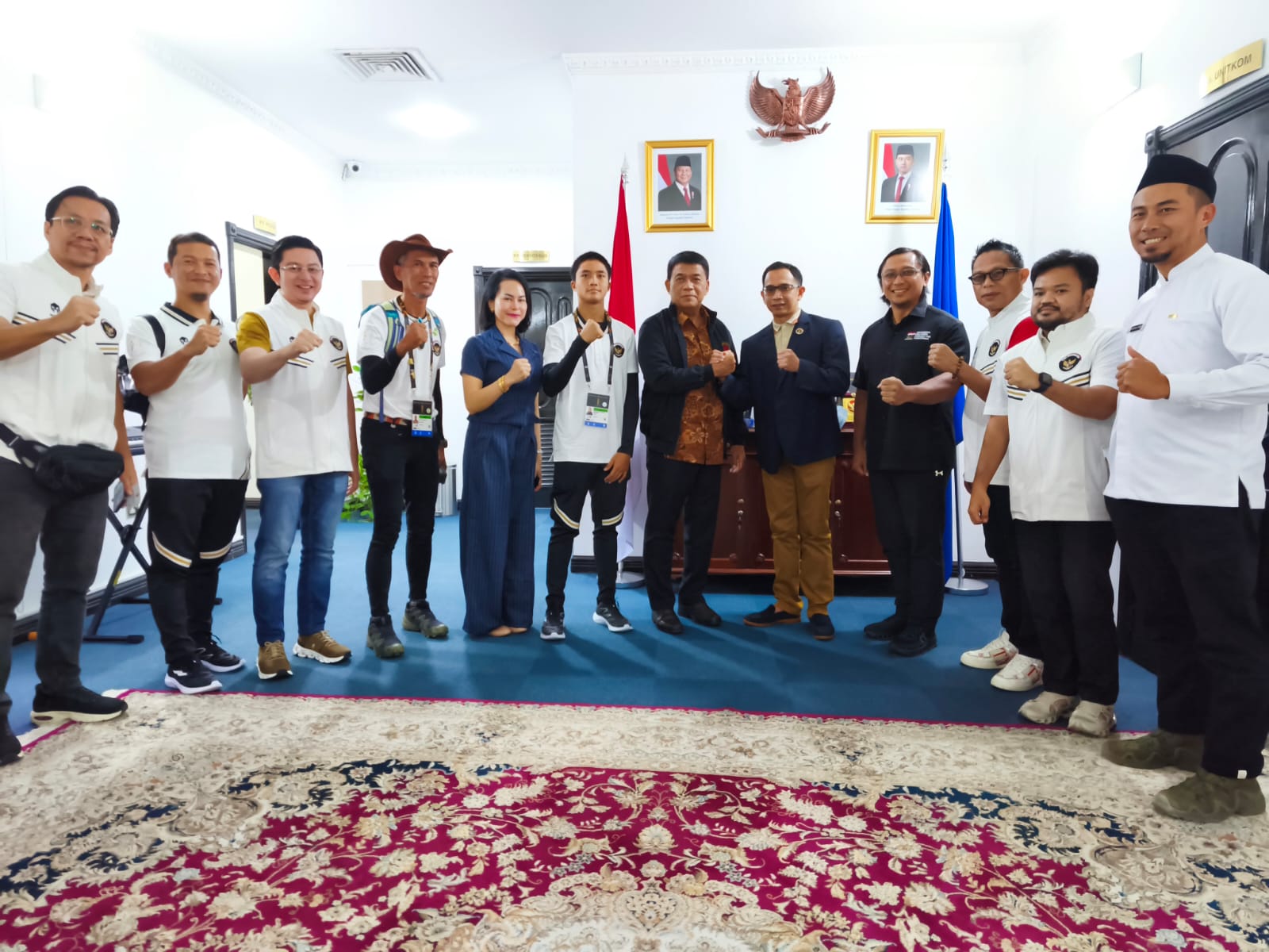 Rombongan tim Indonesia untuk Olimpiade Remaja Asian diterima Duta Besar Republik Indonesia untuk Bahrain, Ardi Hermawa (baju batik) di Kantor KBRI di Manama, Bahrain, pada 27 Oktober 2025. (Istimewa)