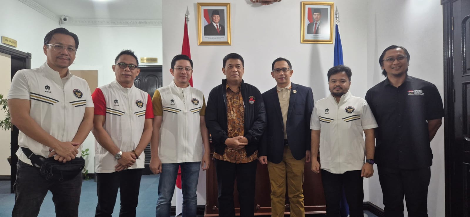 Rombongan tim Indonesia untuk Olimpiade Remaja Asian diterima Duta Besar Republik Indonesia untuk Bahrain, Ardi Hermawa (baju batik) di Kantor KBRI di Manama, Bahrain, pada 27 Oktober 2025. (Istimewa)