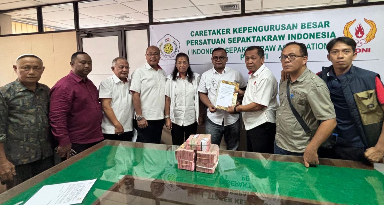 Penyerahan berkas calon Ketua Umum Pengurus Besar Persatuan Sepak Takraw Indonesia (PB PSTI) periode 2025-2029 kepada KONI Pusat, termasuk uang kontribusi sebesar Rp500 juta di Jakarta pada 28 Oktober 2025. (Istimewa)