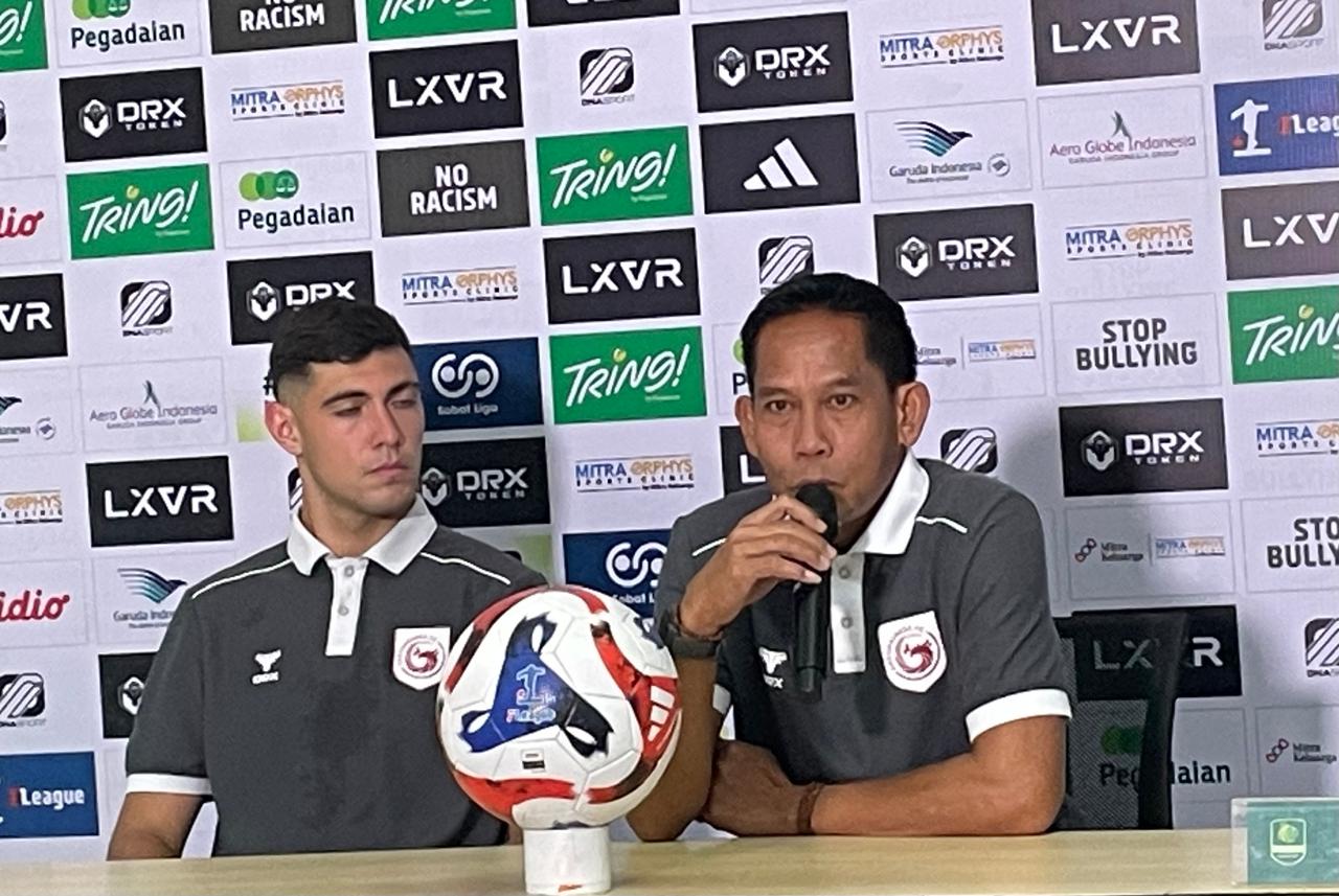 Pelatih Garudayaksa FC, Khamid Mulyono atau Doel Khamid (pegang mic), bersama pemainnya Vicente Concha pada jumpa pers usai laga lawan Persikad Depok di Stadion Pakansari, Bogor, pada 26 Oktober 2025. (Taufani Rahmanda/Skor.id)