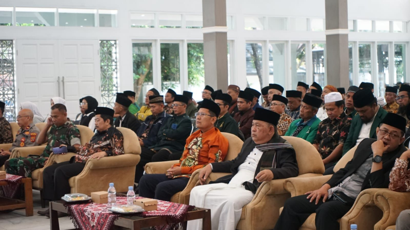 Ketua MUI Pusat, KH Cholil Nafis (batik oranye) saat menghadiri halaqoh di Gedung Pendopo Kabupaten Garut, Jawa Barat, Ahad (9/7/2023). Foto (Istimewa)