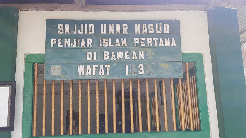 Makam Pangeran Perigi atau Sayyid Umar Mas'ud di komplek Masjid Besar Sa'adatuddarain Sangkapura, Pulau Bawa. Foto: Muhyiddin Yamin. 