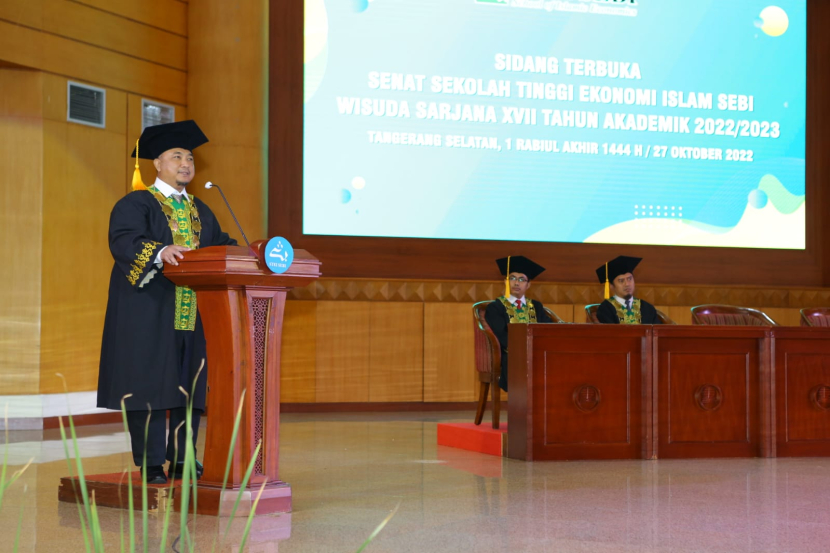 Pengurus Yayasan Bina Tsaqofah yang menaungi STEI SEBI, Ir Suwondo memberikan kata sambutan pada wisuda STEI SEBI yang ke-17 di gedung Universitas Terbuka Convention Center (UTCC), Pondok Cabe, Tangerang Selatan, Kamis (27/10/2022).  (Foto: Dok STEI SEBI)