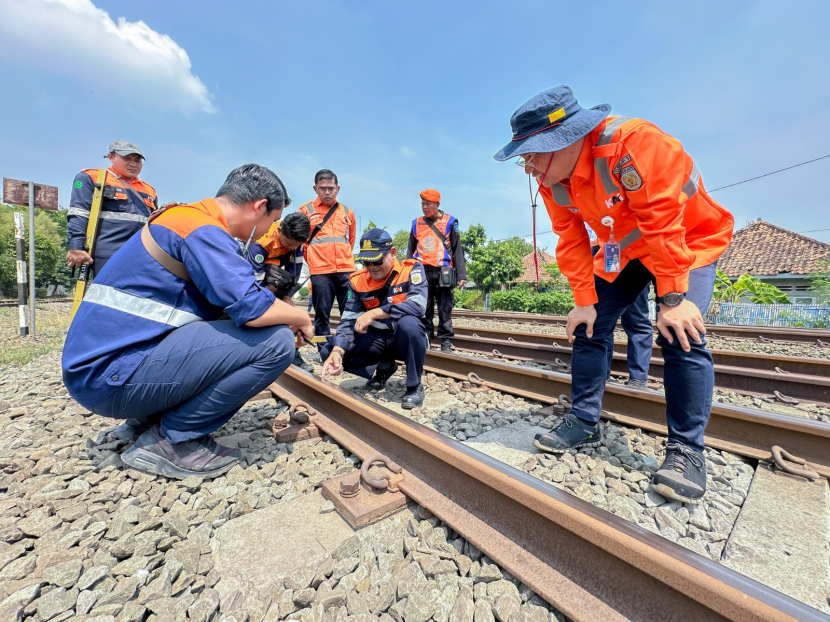 Untuk menjamin keamanan dan kualitas operasional perjalanan kereta api, PT KAI melakukan pemeriksaan dan perawatan secara rutin. (Foto: Humas PT KAI)