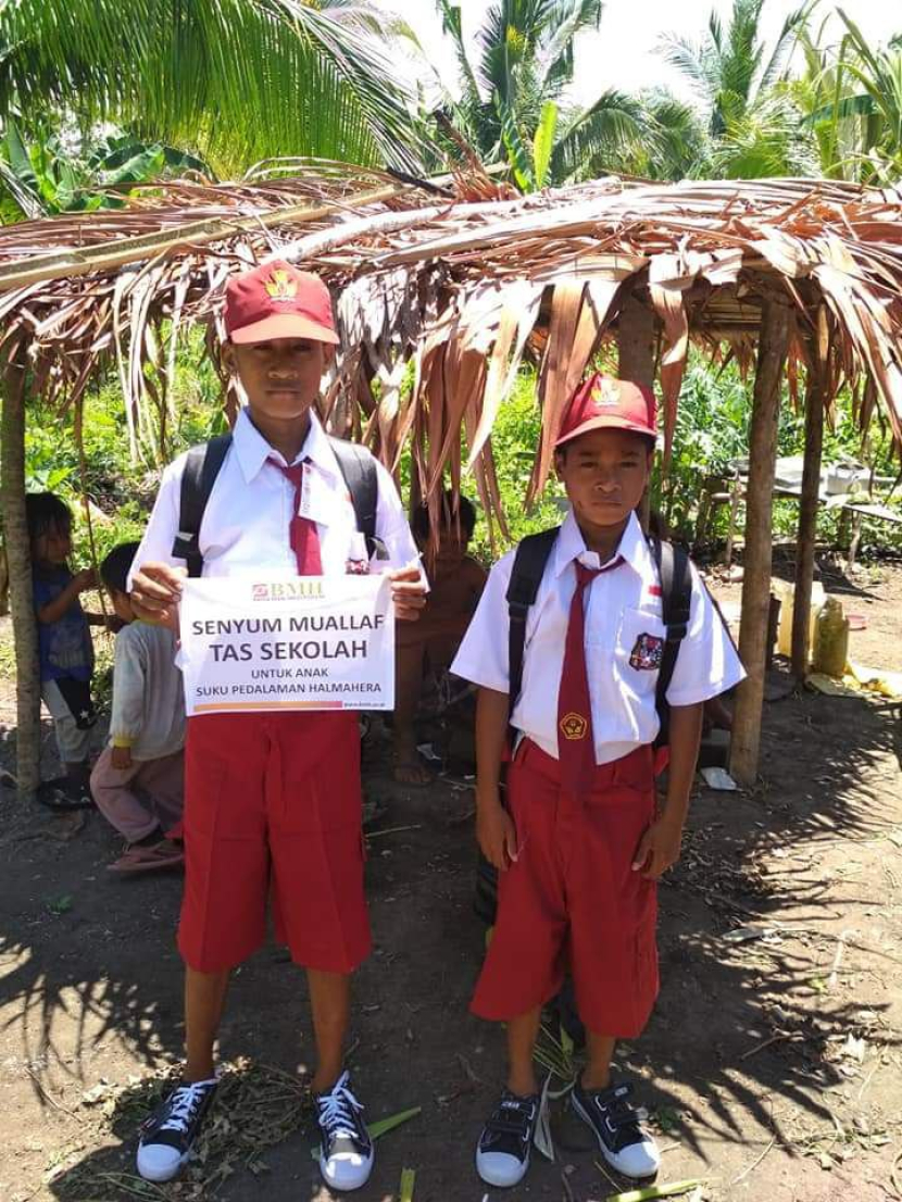 Dua anak mualaf Togutil mendapatkan bantuan pendidikan dari Laznas BMH Perwakilan Maluku Utara. (Foto: Dok BMH)