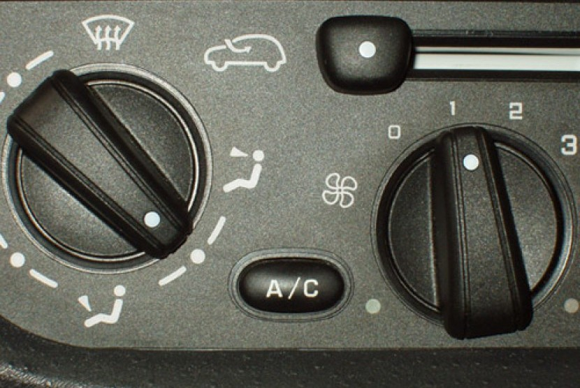 Merawat AC Mobil/ilustrasi. (foto: sunfaxautorepair.com). 