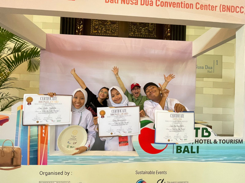   Zahra Qoulan Syahida (SLBN Pembina Palembang) dan  Qeisha Fatimatuzzahra (SLBN 2 Martapura)  meraih medali perunggu, serta Iqbal Noor Faisa Hafidz (SLBN Semarang) meraih juara harapan di ajang Internasional Food, Hotel, and Tourism Bali (FHTB) di Bali Nusa Dua Convention Center (BNDCC), Bali, pada 22-24 September 2022.  Foto : puspresnas
