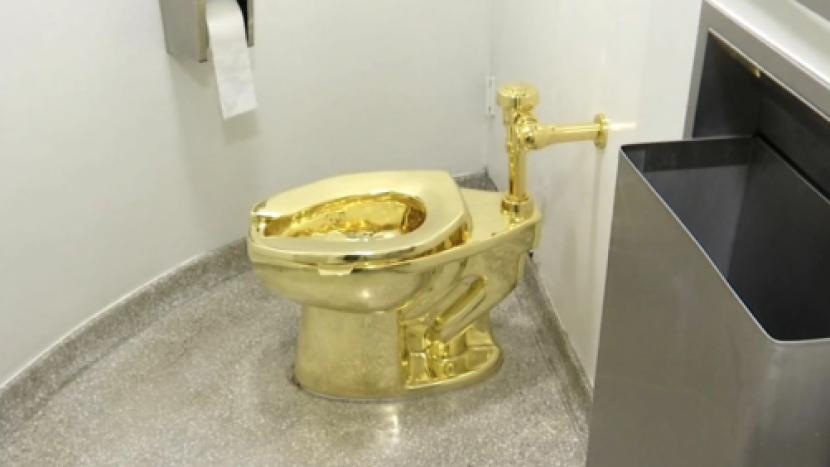 Toilet emas karya Maurizio Cattelan saat masih berada di Museum Guggenheim Museum, New York, Amerika Serikat, pada 2016. (AP)