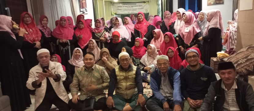Mantan Wakil Wali Kota Depok, Yuyun Wirasaputra (pakai rompi krem), berfoto bersama dengan anggota dan pengurus Koperasi Annisa Muslimat NU Depok, Jumat (24/2).