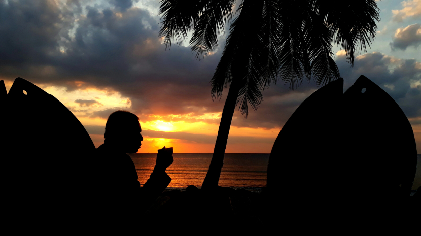   Ngopi dulu menunggu jam makan malam tiba di pantai di daerah Lombok Utara.