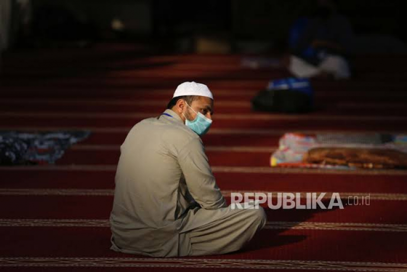 Keterangan: seorang Muslim sedang beriktikaf di masjid