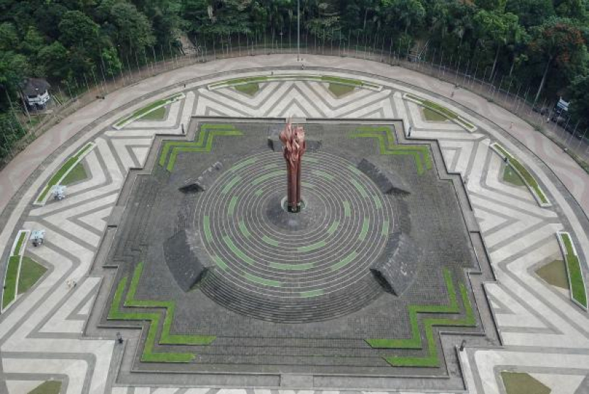 Foto udara Monumen Bandung Lautan Api di Tegallega, Bandung, Jawa Barat, Rabu (23/3/2022). Setiap 23 Maret warga Kota Bandung memperingati peristiwa Bandung Lautan Api yang terjadi pada 1946 sebagai peristiwa yang bersejarah. On This Day: 23 Maret 1946, Bandung Lautan Api, Menolak Tunduk pada Penjajah. Foto: ANTARA/Raisan Al Farisi