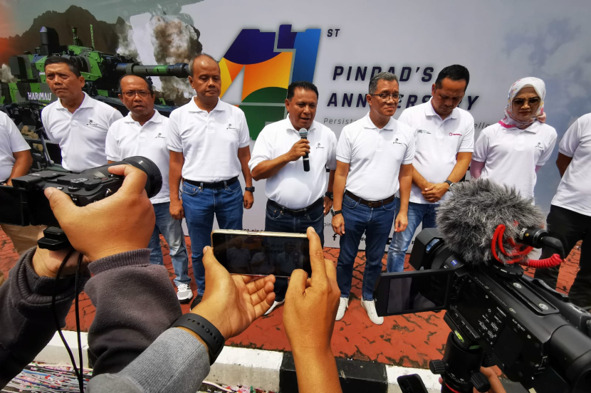 Direktur Utama PT Pindad, Abraham Mose bersama jajaran direksi menjawab pertanyaan wartawan di sela-sela perayaan hari jadi ke-41 PT Pindad di Bandung, Senin (29/4/2024). 