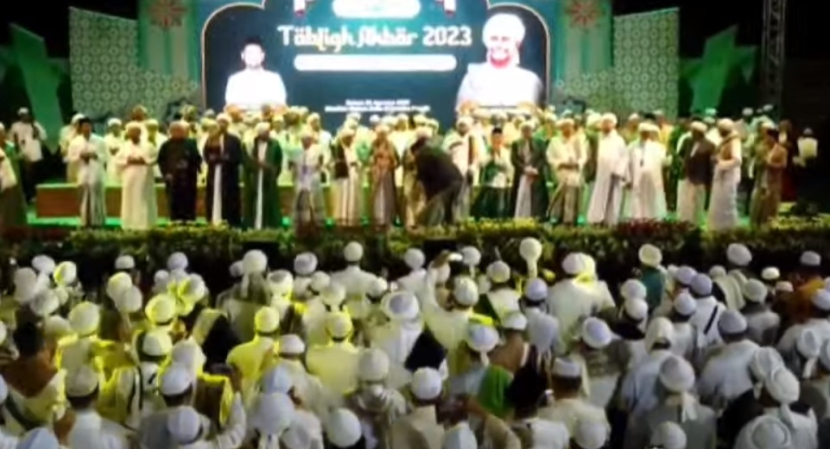 Puluhan ribu jamaah menghadiri acara Tabligh Akbar Habib Umar bin Hafidz di Gresik.