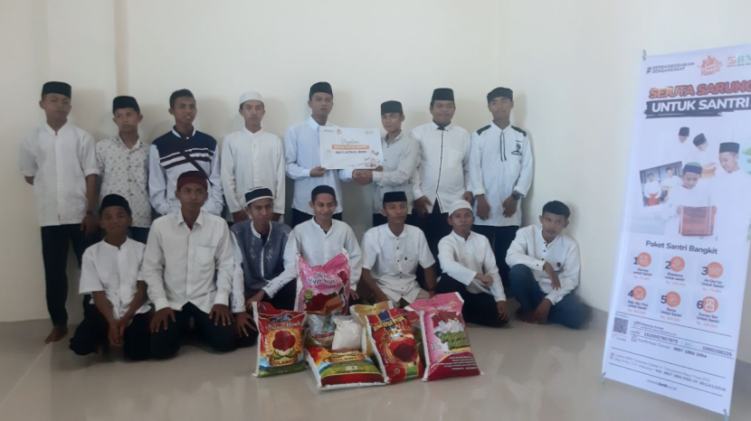 Sebanyak 25 santri Sekolah Dai Hidayatullah Parepare tersenyum penuh syukur atas kiriman bantuan dari BMH. (Foto: Dok BMH) 