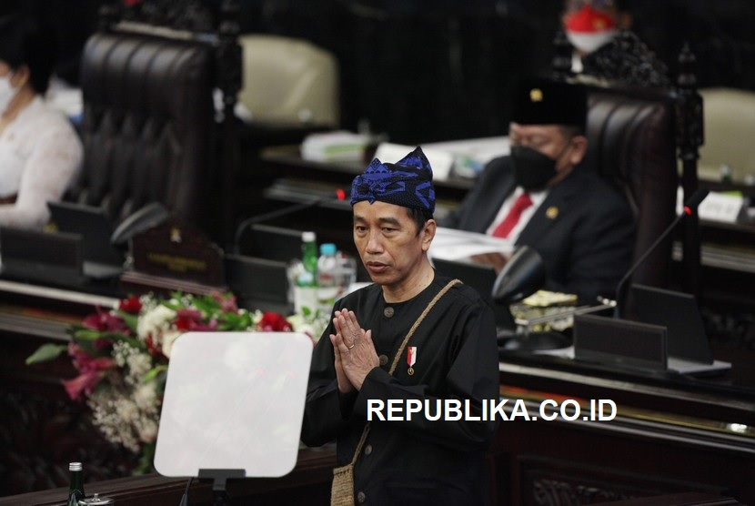 Video Presiden Jokowi berpidato memakai bahasa Sunda viral menyusul polemik yang dibuat anggota DPR dari Fraksi PDIP, Arteria Dahlan. Foto: Presiden Jokowi menggunakan pakaian adat Baduy yang merupakan bagian dari masyarakat Sunda. Sumber Foto: Republika.