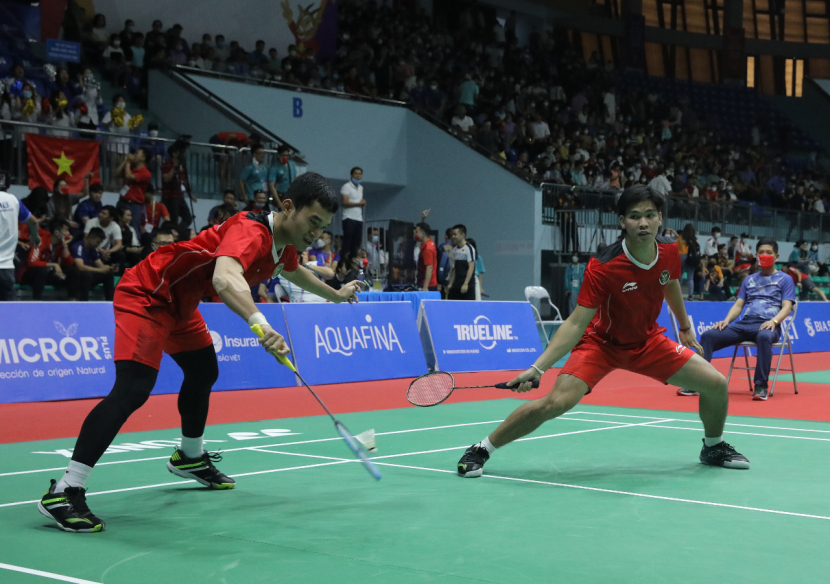 Pasangan ganda putra Indonesia, Leo Rolly Carnando/Daniel Marthin melangkah ke babak kedua Singapore Open 2022. Meski menang, Leo (kiri) masih dibayang-bayangi cedera pinggang yang menderanya.