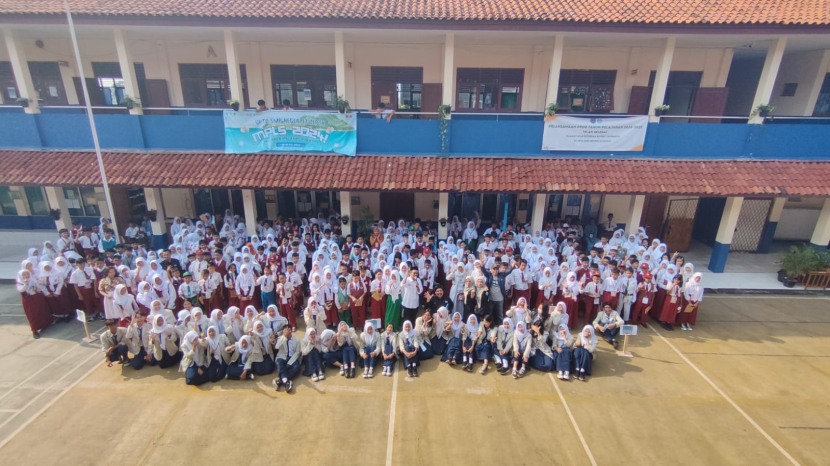 Peserta MPLS siswa SMP Negeri 21 Depok berfoto bersama dengan pemateri dan sejumlah guru, Selasa (16/7). (Bambang Banguntopo/dok).