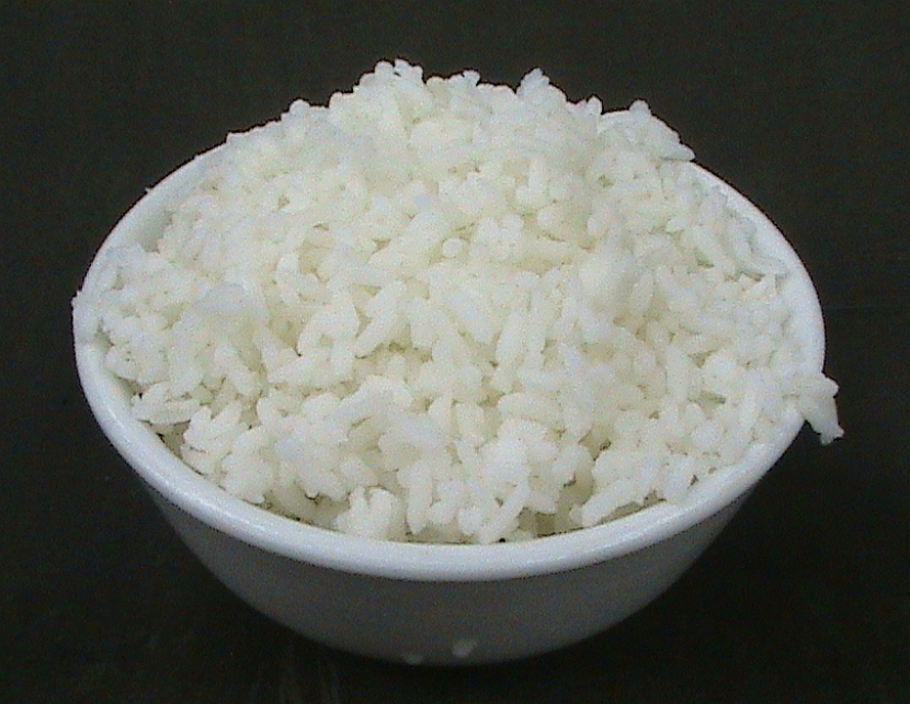 Ilustrasi nasi putih. Ajari Makan Nasi Pakai Pisau dan Garpu, Warganet Malaysia Ejek Ahli Etiket Inggris. Foto: Wikimedia Commons