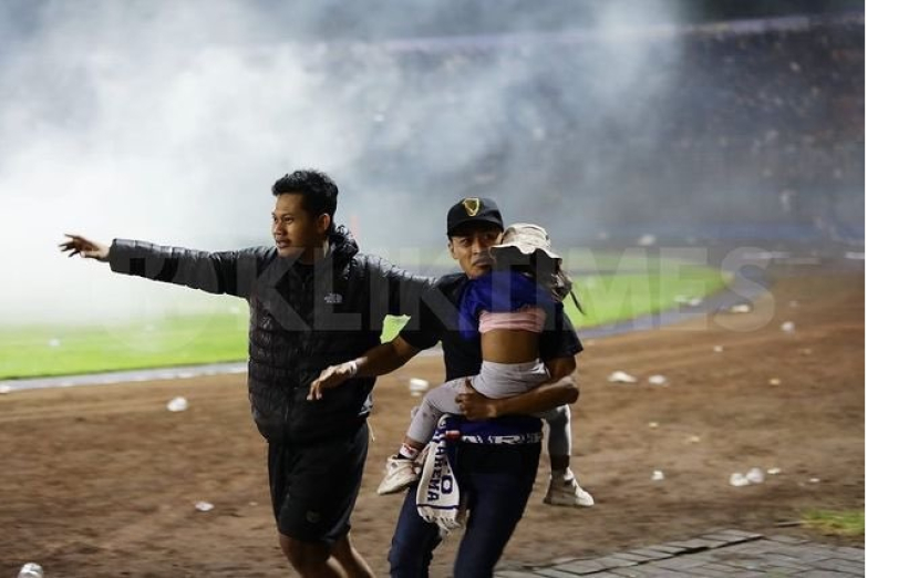 Potret mengharukan saat dua orang suporter menyelamatkan anak kecil di dalam stadion Kanjuruhan Malang (dok Istimewa)