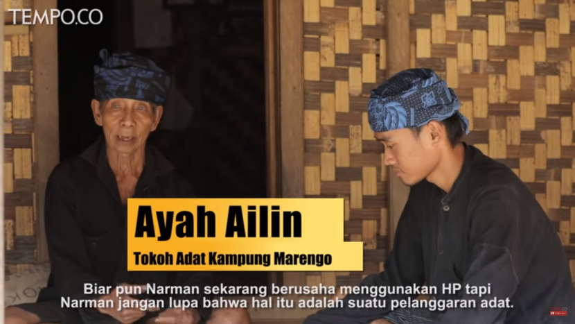 Deskripsi : Ayah Alin (Tokoh Adat Kampung Marengo) menjadi juru pengingat bagi Narman bahwa Adat juga harus dihormati I Sumber Foto : Youtube Tempo.co